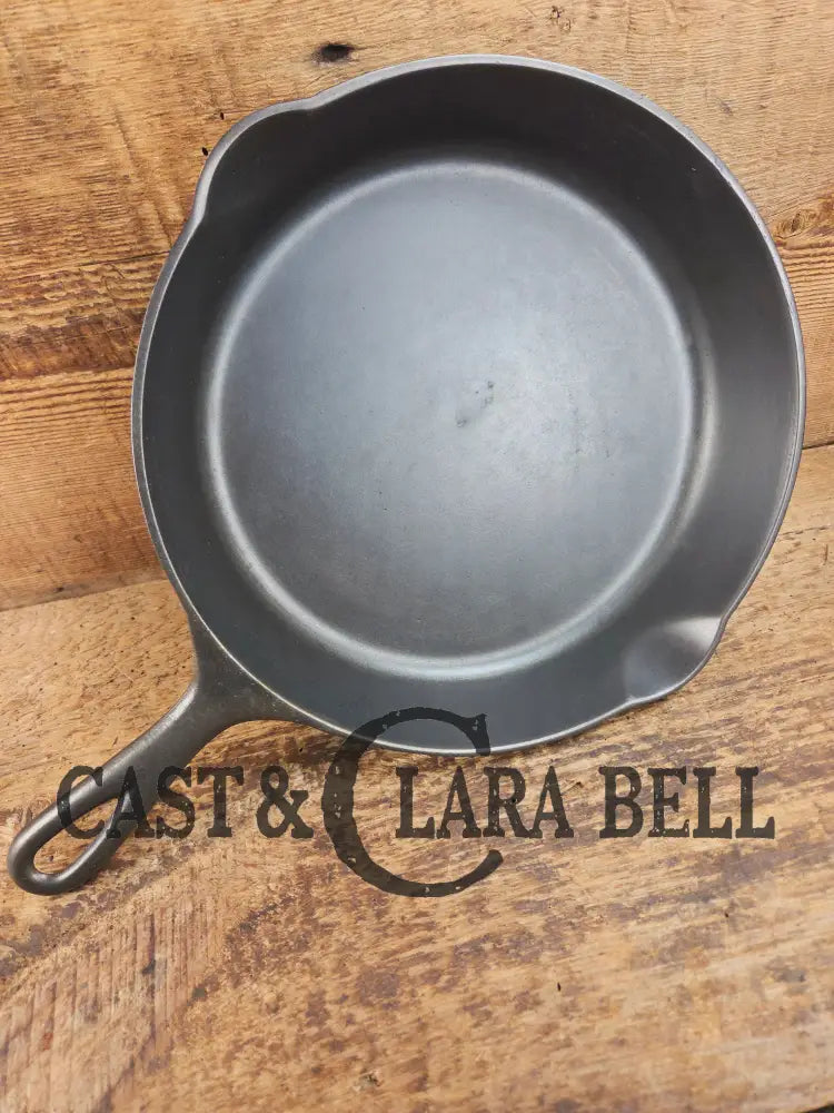 Gorgeous and unique! 1930βs era Griswold #8 Cast Iron Skillet with Heat Ring 755. Similar to the Victor design. Great
