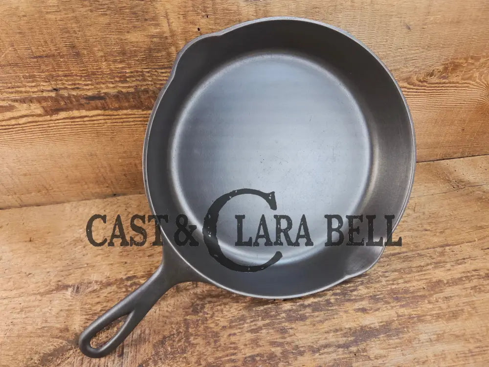 Gorgeous and unique! 1930βs era Griswold #8 Cast Iron Skillet with Heat Ring 755. Similar to the Victor design. Great
