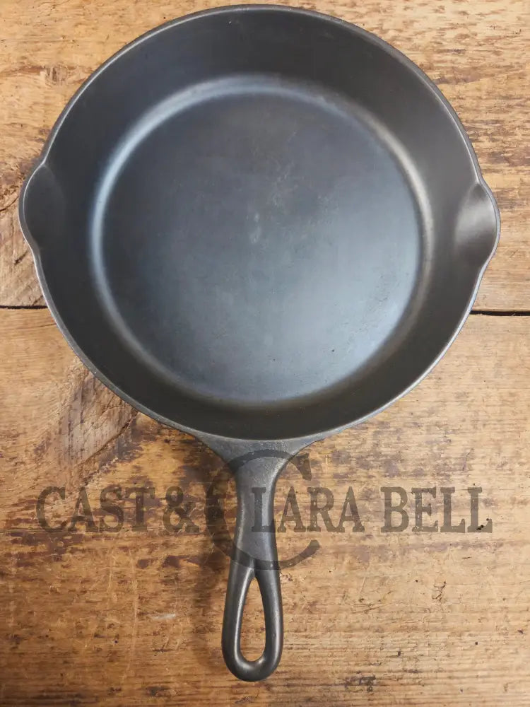 Gorgeous and unique! 1930βs era Griswold #8 Cast Iron Skillet with Heat Ring 755. Similar to the Victor design. Great