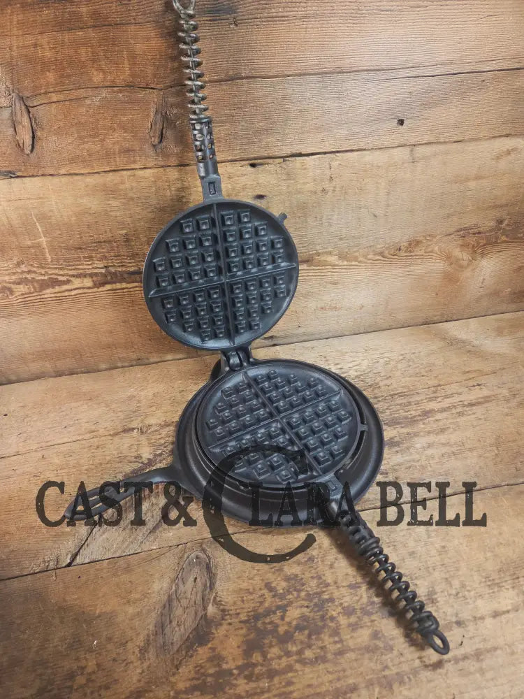 GORGEOUS! Awesome 1920βs Slant Log Griswold #8 Waffle Iron 314/313 with Fully marked Base 327. Ready to make crispy