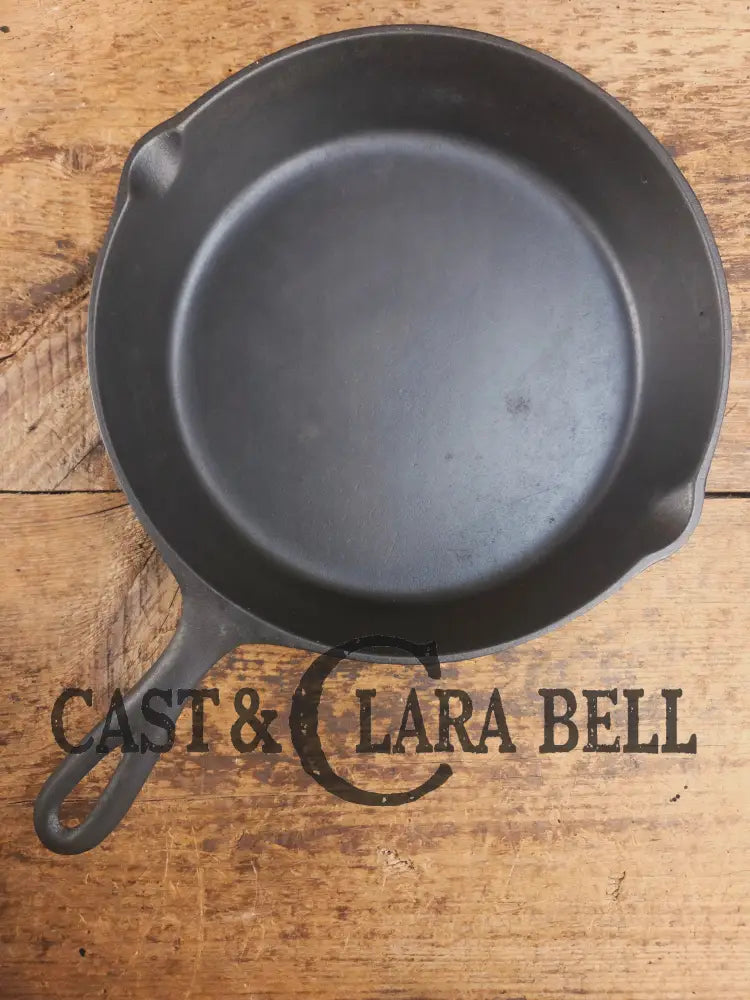 Gorgeous. Classic 1910’s Lodge #7 Cast Iron Skillet Three Notch. Light sleek and ready to cook with! Skillet