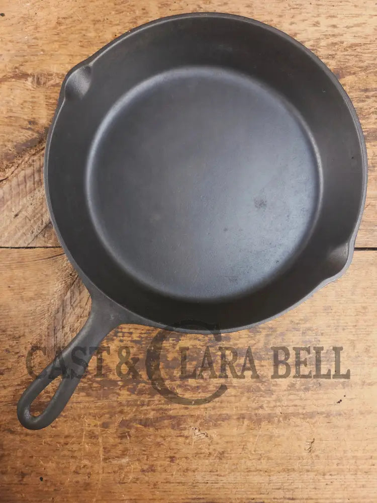 Gorgeous. Classic 1910βs Lodge #7 Cast Iron Skillet Three Notch. Light sleek and ready to cook with! Skillet
