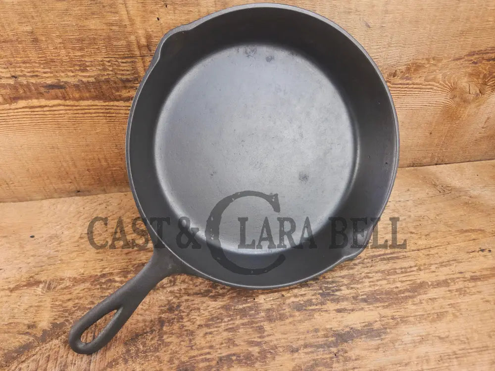 Gorgeous. Classic 1910βs Lodge #7 Cast Iron Skillet Three Notch. Light sleek and ready to cook with! Skillet