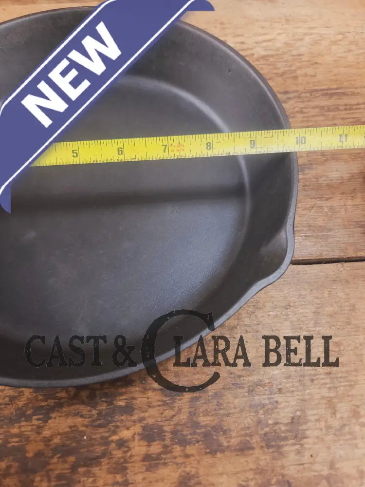 Gorgeous. Classic 1910βs Lodge #7 Cast Iron Skillet Three Notch. Light sleek and ready to cook with! Skillet