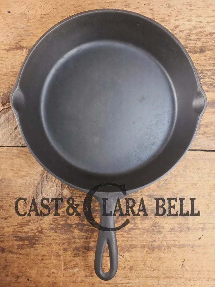 Gorgeous. Classic 1910’s Lodge #7 Cast Iron Skillet Three Notch. Light sleek and ready to cook with! Skillet