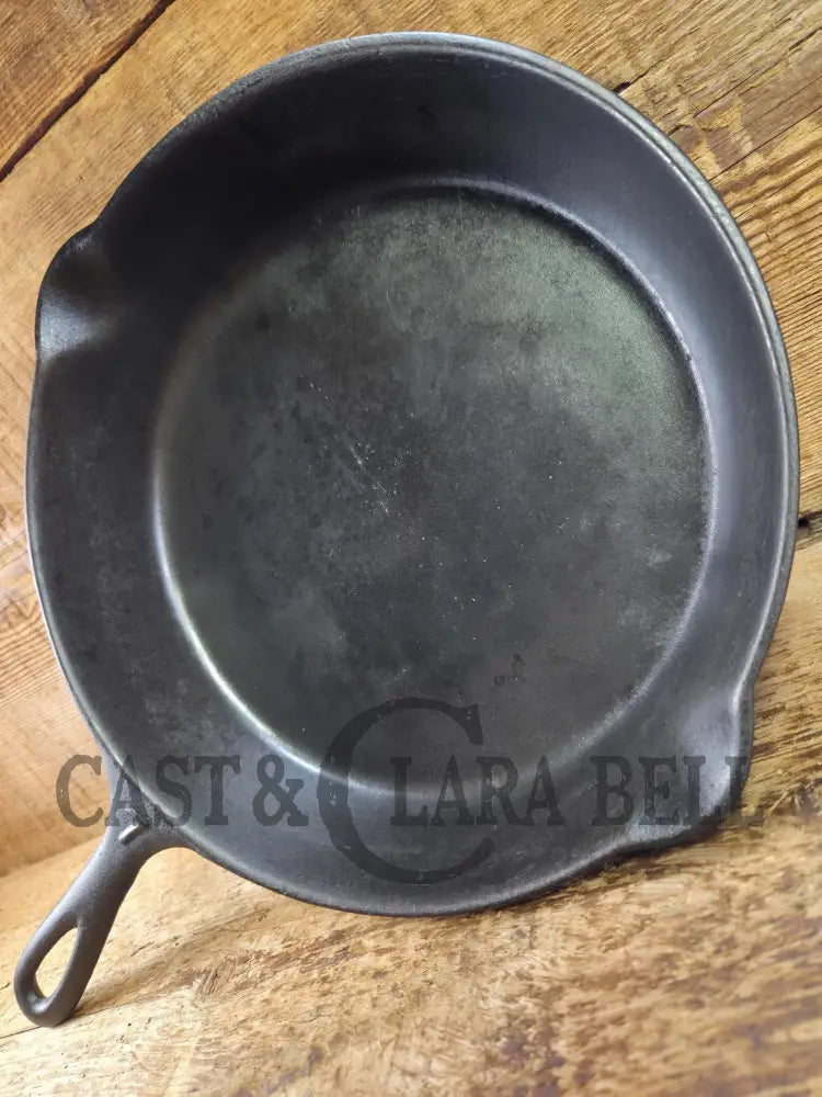 Gorgeous. Classic 1910βs Lodge Raised #7 Heat Ring Single Notch. Light sleek and ready to cook with!
