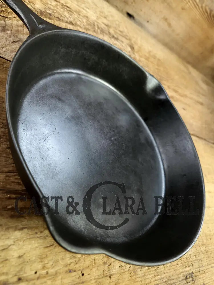 Gorgeous. Classic 1910’s Lodge Raised #7 Heat Ring Single Notch. Light sleek and ready to cook with!