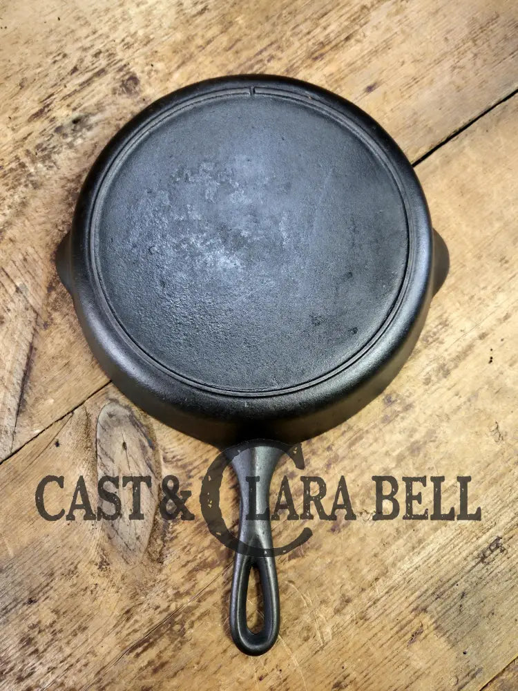 Gorgeous. Classic 1910’s Lodge Raised #7 Heat Ring Single Notch. Light sleek and ready to cook with!