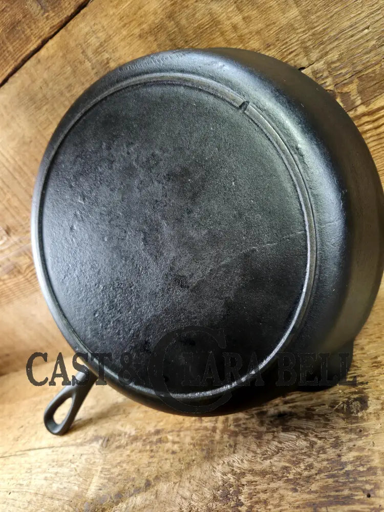 Gorgeous. Classic 1910’s Lodge Raised #7 Heat Ring Single Notch. Light sleek and ready to cook with!