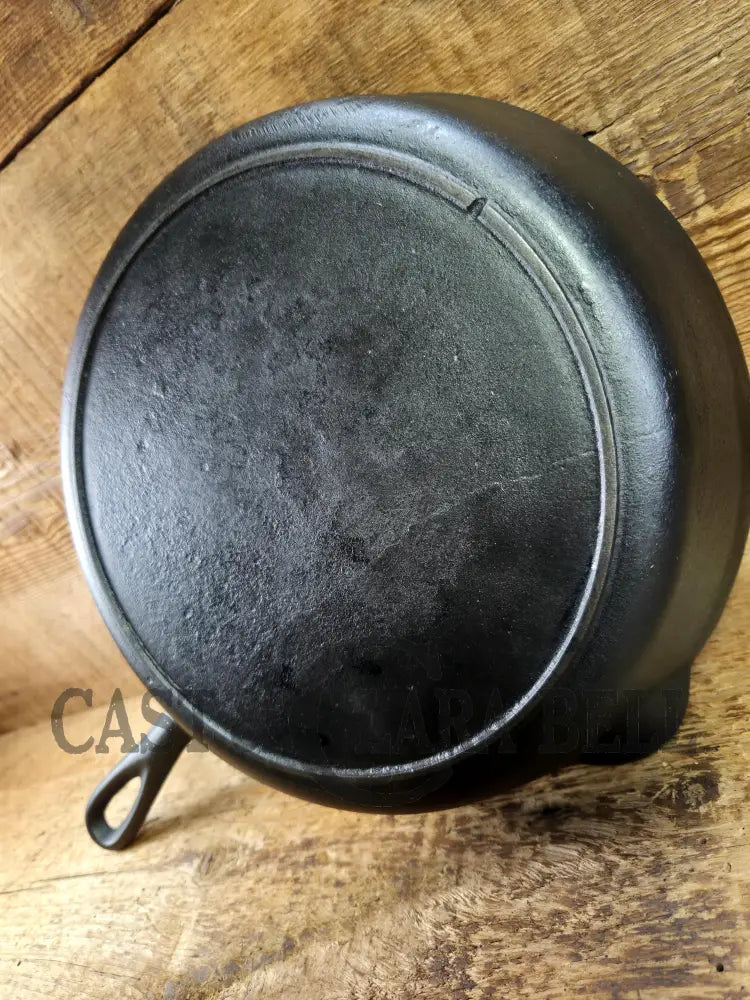 Gorgeous. Classic 1910βs Lodge Raised #7 Heat Ring Single Notch. Light sleek and ready to cook with!