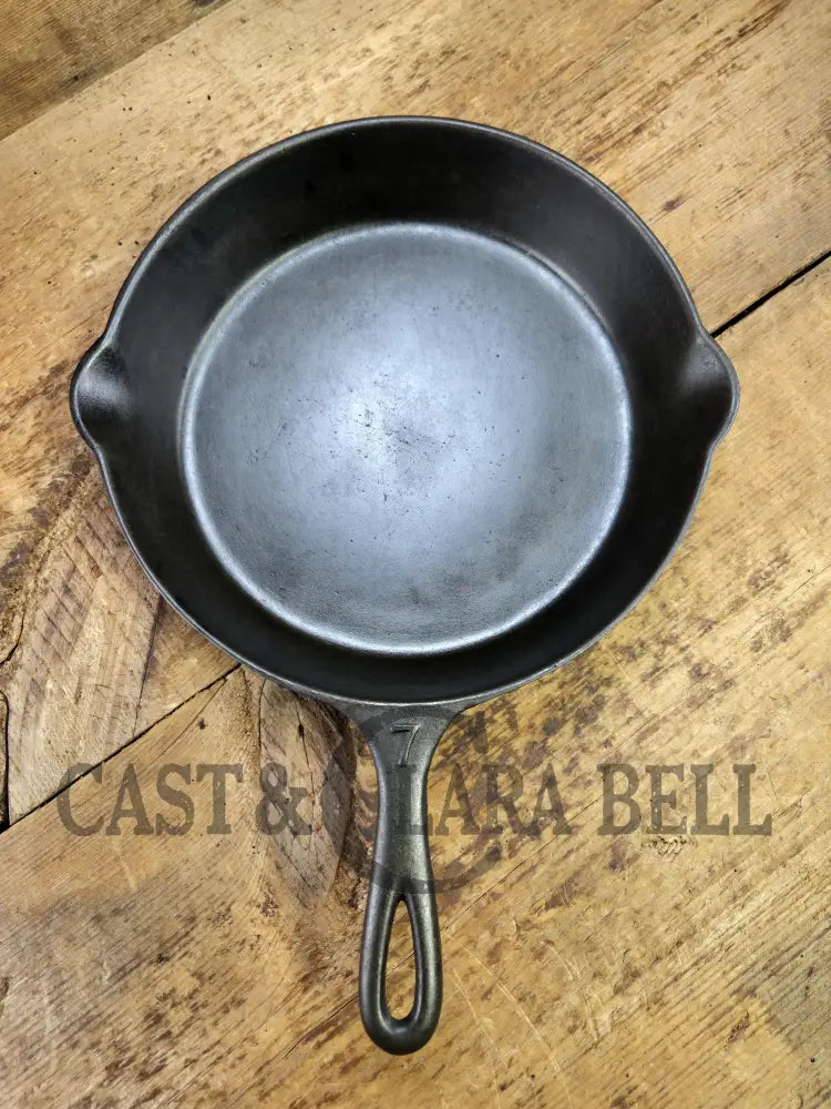 Gorgeous. Classic 1910βs Lodge Raised #7 Heat Ring Single Notch. Light sleek and ready to cook with!