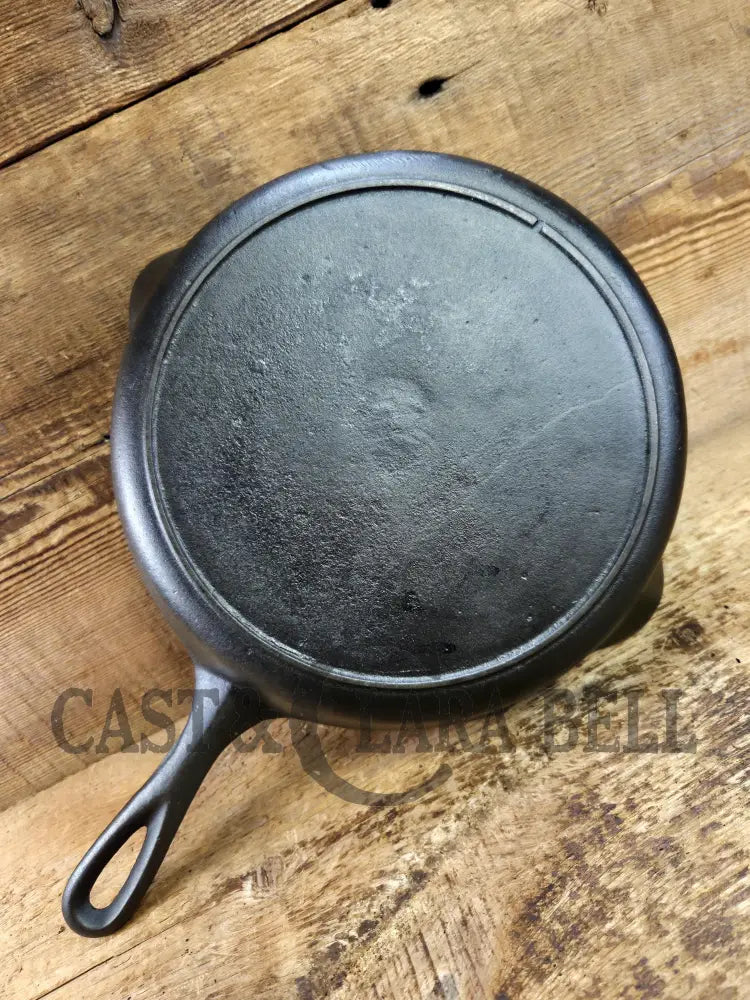Gorgeous. Classic 1910βs Lodge Raised #7 Heat Ring Single Notch. Light sleek and ready to cook with!