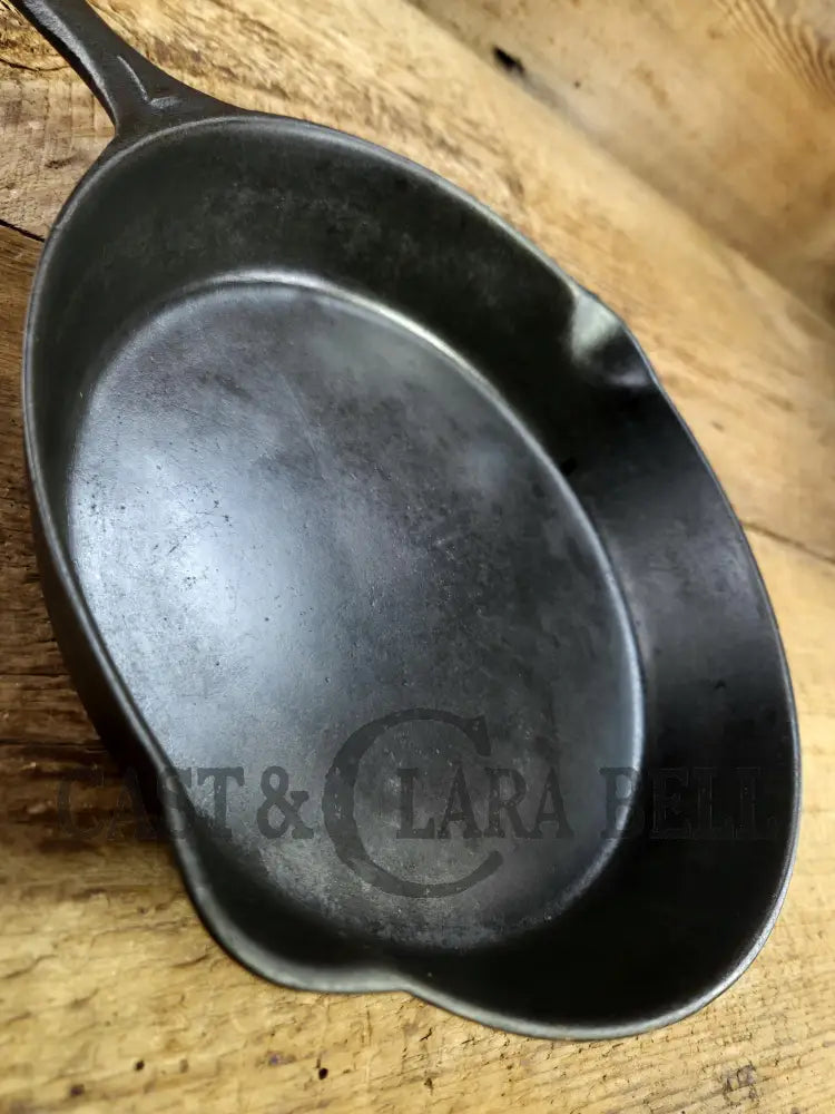 Gorgeous. Classic 1910βs Lodge Raised #7 Heat Ring Single Notch. Light sleek and ready to cook with!
