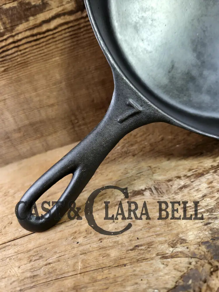 Gorgeous. Classic 1910’s Lodge Raised #7 Heat Ring Single Notch. Light sleek and ready to cook with!