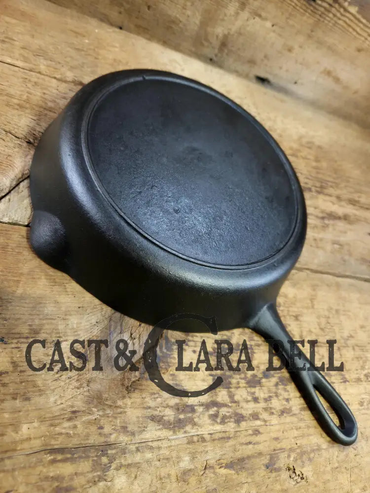 Gorgeous. Classic 1910’s Lodge Raised #7 Heat Ring Single Notch. Light sleek and ready to cook with!