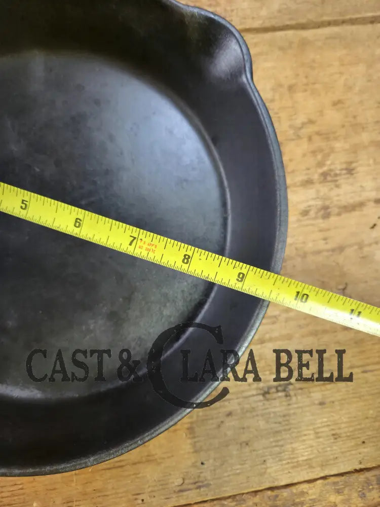 Gorgeous. Classic 1910’s Lodge Raised #7 Heat Ring Single Notch. Light sleek and ready to cook with!
