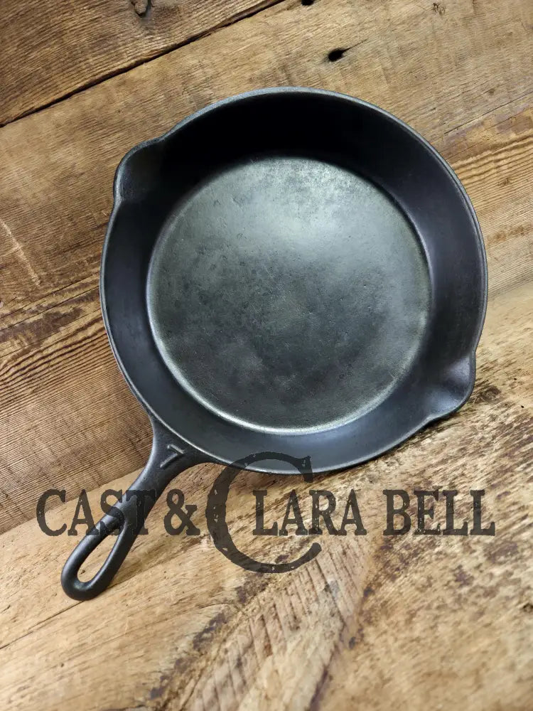 Gorgeous. Classic 1910’s Lodge Raised #7 Heat Ring Single Notch. Light sleek and ready to cook with!