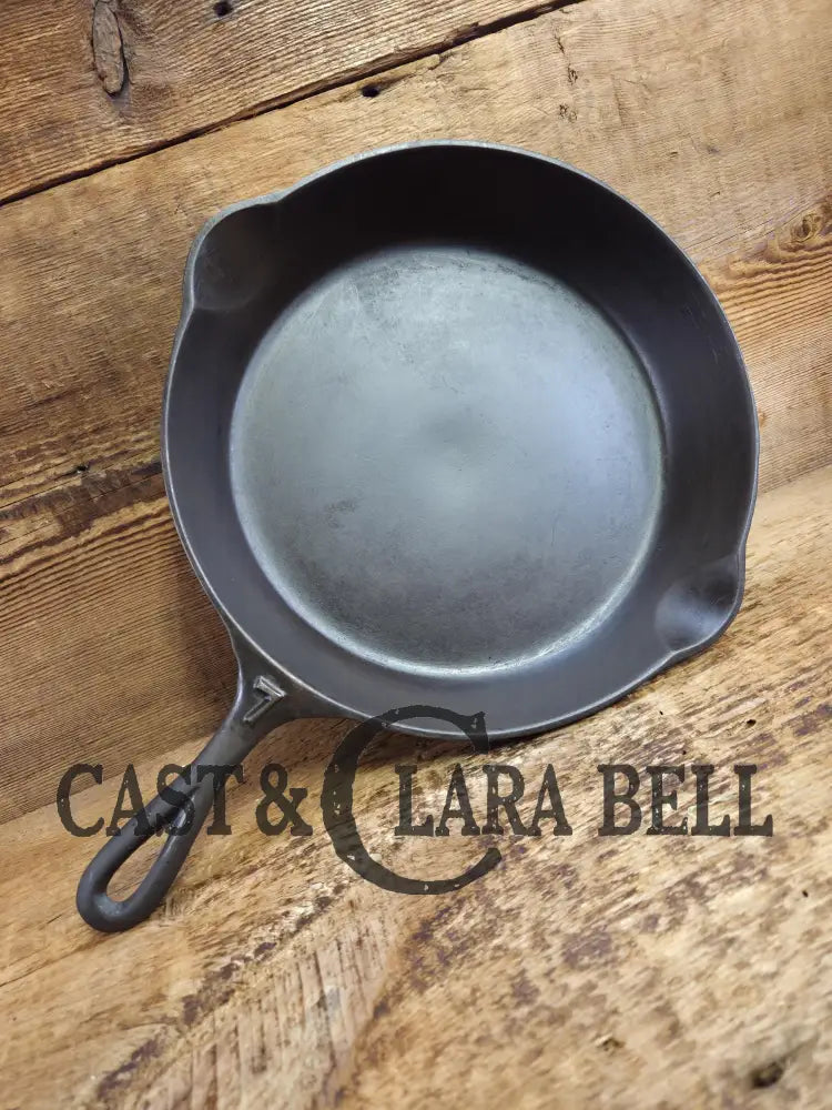 Gorgeous. Early 1900’s Lodge #5 Cast Iron Skillet with No notches! Tougher one to find handles amazingly light Skillet