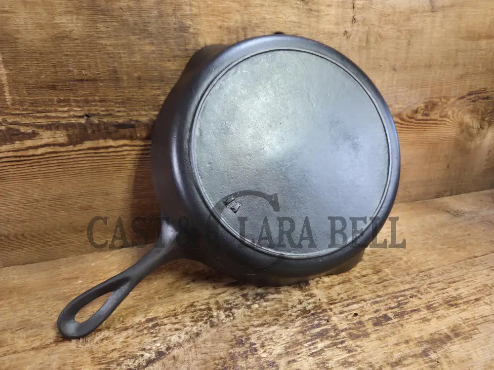 Gorgeous. Early 1900βs Lodge #5 Cast Iron Skillet with No notches! Tougher one to find handles amazingly light Skillet