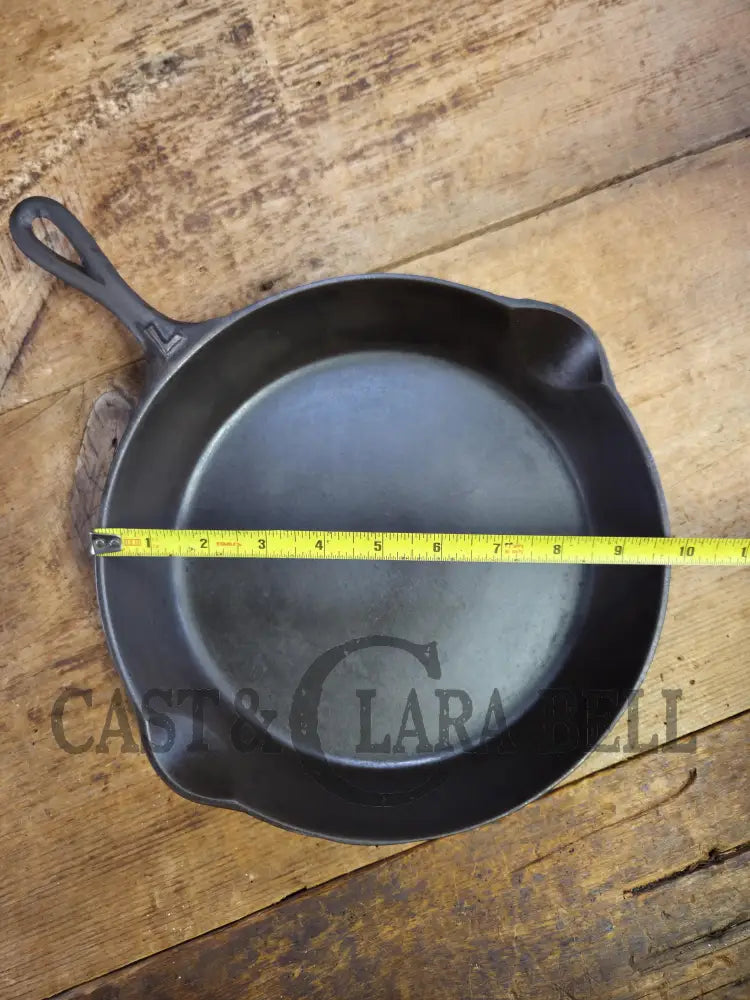 Gorgeous. Early 1900βs Lodge #5 Cast Iron Skillet with No notches! Tougher one to find handles amazingly light Skillet