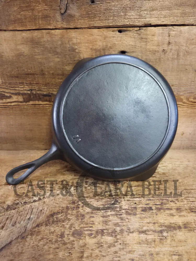 Gorgeous. Early 1900βs Lodge #5 Cast Iron Skillet with No notches! Tougher one to find handles amazingly light Skillet