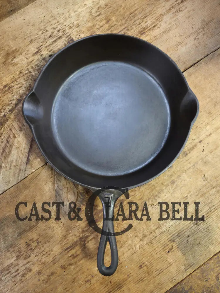 Gorgeous. Early 1900’s Lodge #5 Cast Iron Skillet with No notches! Tougher one to find handles amazingly light Skillet