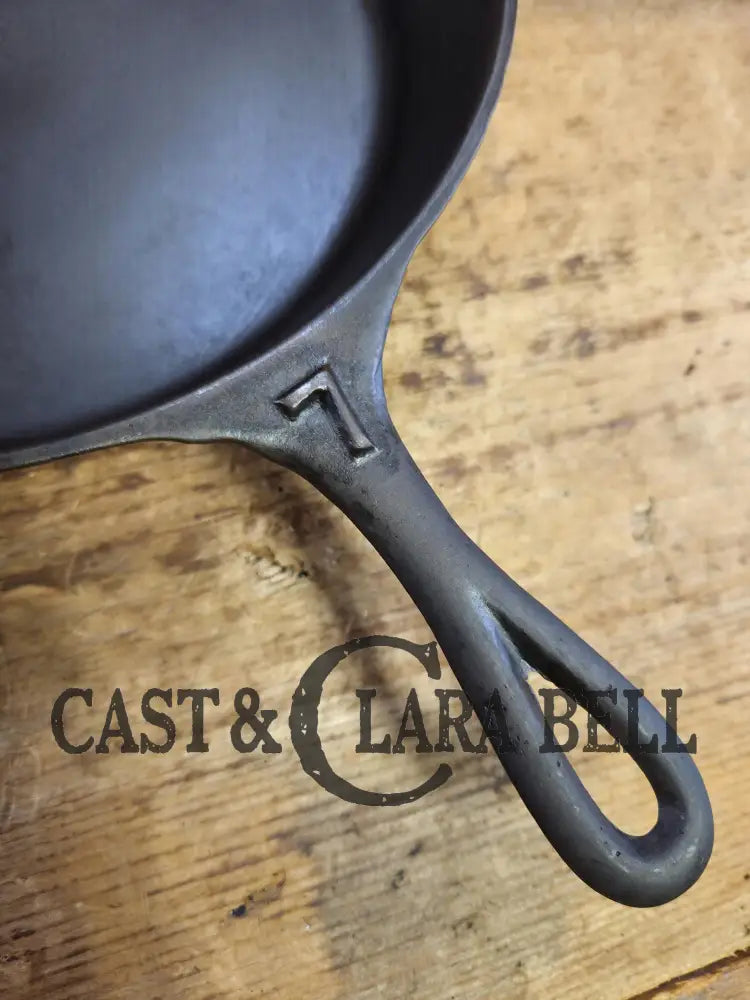 Gorgeous. Early 1900’s Lodge #5 Cast Iron Skillet with No notches! Tougher one to find handles amazingly light Skillet