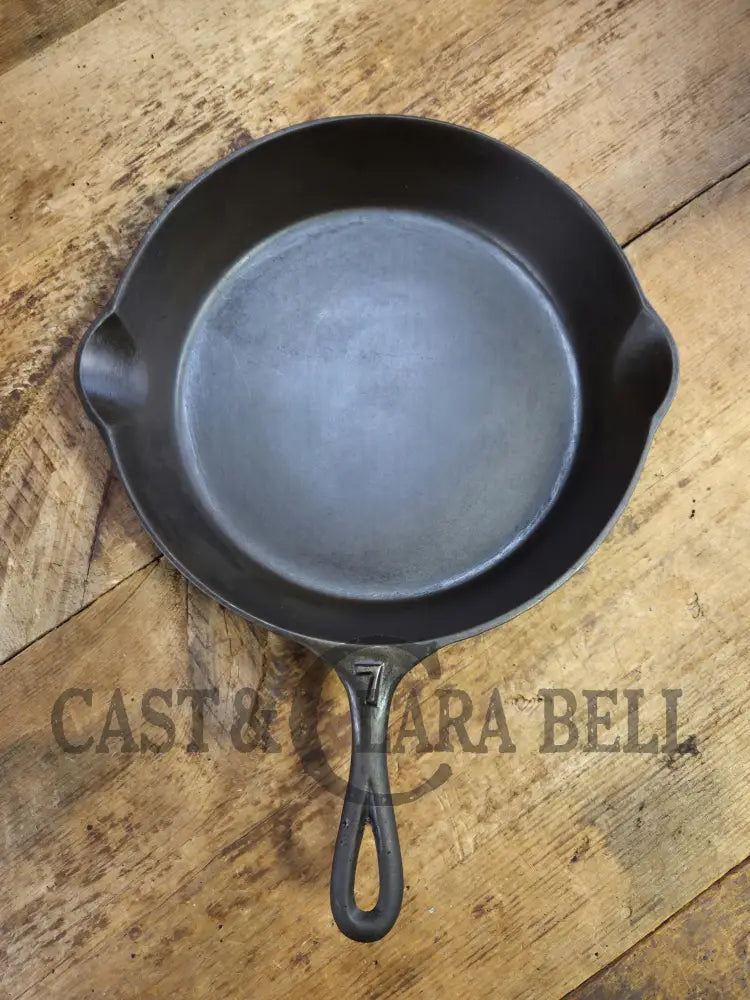 Gorgeous. Early 1900βs Lodge #5 Cast Iron Skillet with No notches! Tougher one to find handles amazingly light Skillet