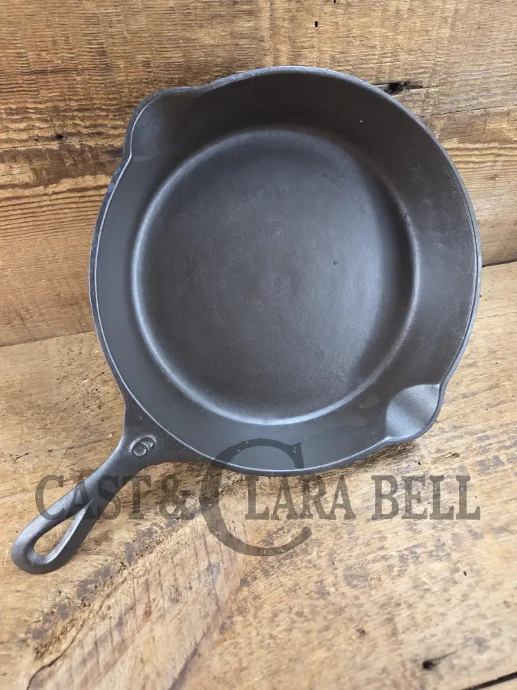 Gorgeous Early 1900βs Lodge #6 Skillet with No Notch Heat Ring with βBβ makers mark. Not an easy one to find. Perfect