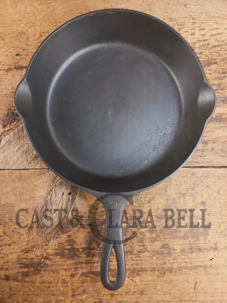 Gorgeous. 1940βs Era Griswold #7 Cast Iron Skillet with Small Block Logo 701 E Skillet