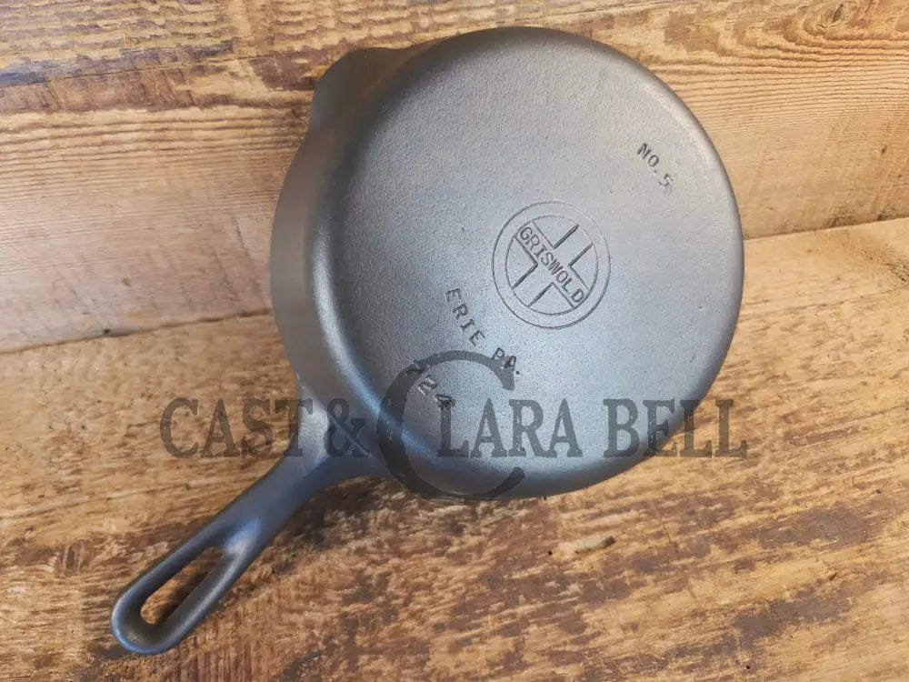 Gorgeous! Griswold No. 5 Cast Iron Skillet with Small Block Logo and Smooth Bottom 724 - Skillet