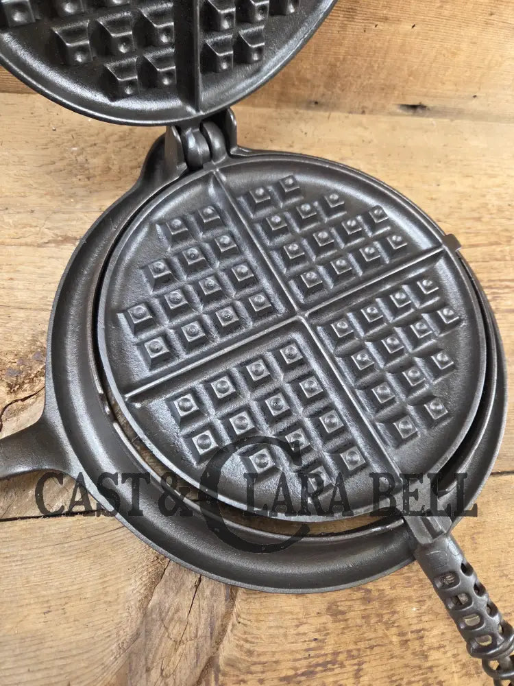 Gorgeous! Hard to Find 1930βs Griswold #9 waffle iron with short base. Paddles 979/980 Base 978 Skillet
