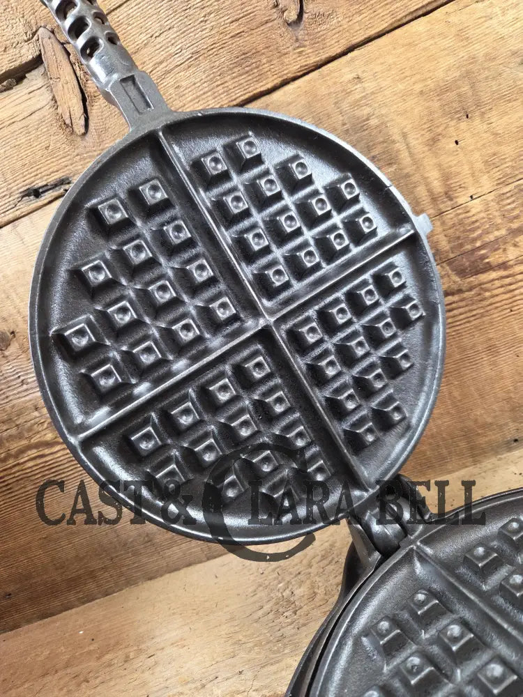 Gorgeous! Hard to Find 1930βs Griswold #9 waffle iron with short base. Paddles 979/980 Base 978 Skillet