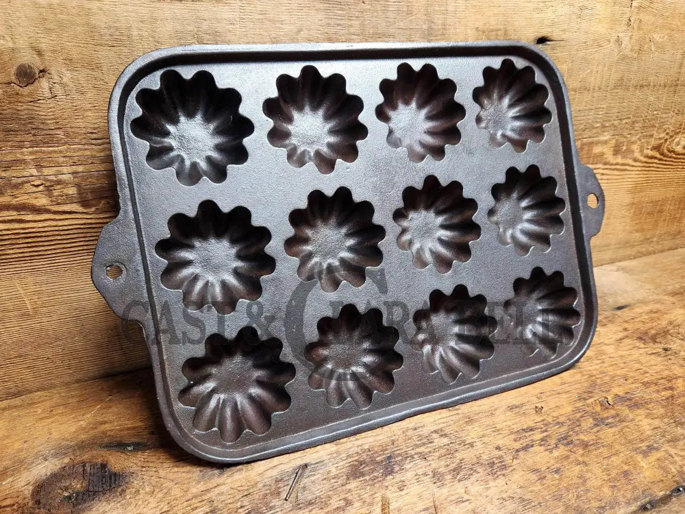 Gorgeous 12 Cup Cast Iron Turk Head Gem Pan. Unmarked Likely Lodge. Bakeware