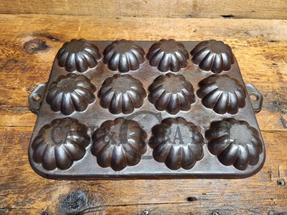 Gorgeous 12 Cup Cast Iron Turk Head Gem Pan. Unmarked Likely Lodge. Bakeware