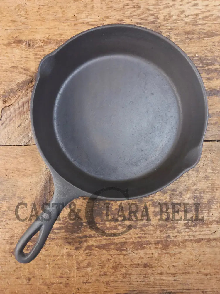 Gorgeous Mid 1900’s Lodge #6 Skillet with Three Notch Heat Ring with ’7 and 5’’ makers mark. Perfect for saute & sides
