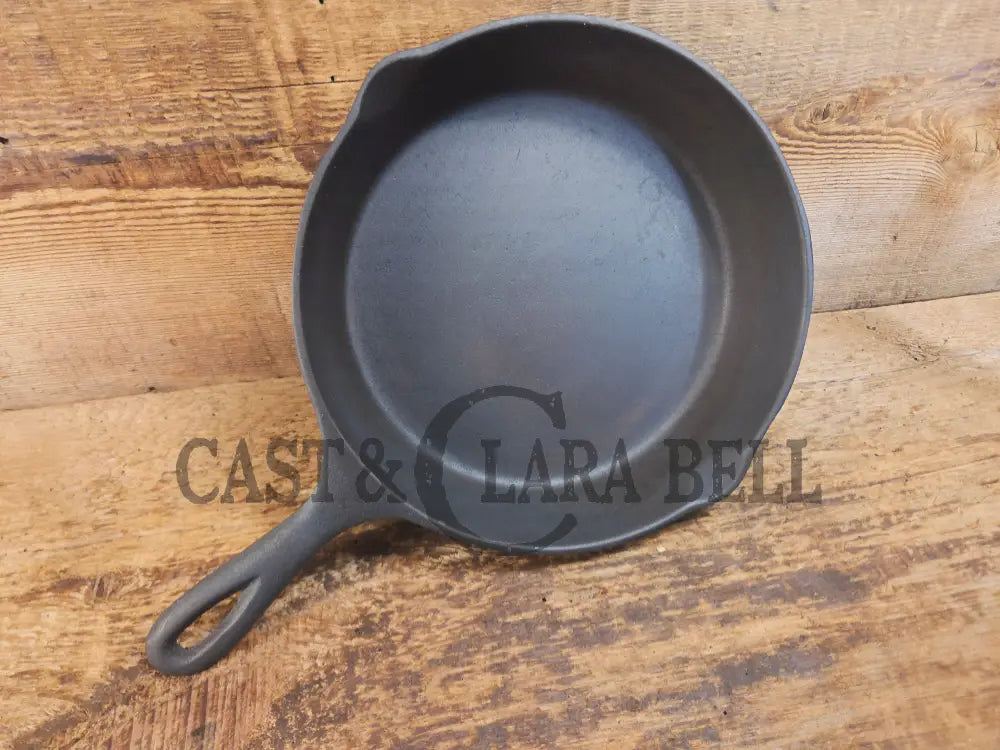 Gorgeous Mid 1900’s Lodge #6 Skillet with Three Notch Heat Ring with ’7 and 5’’ makers mark. Perfect for saute & sides