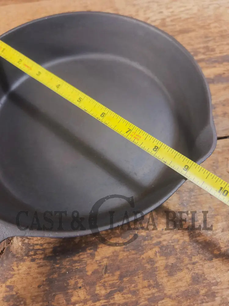 Gorgeous Mid 1900’s Lodge #6 Skillet with Three Notch Heat Ring with ’7 and 5’’ makers mark. Perfect for saute & sides