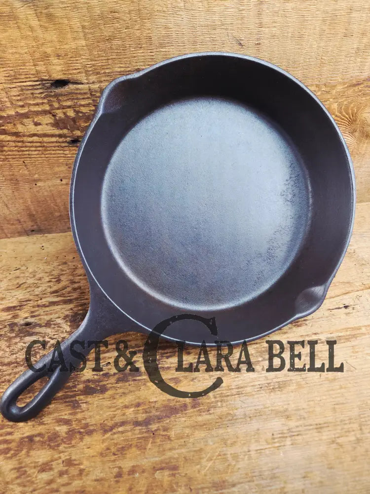 Gorgeous Mid 1900’s Lodge #6 Skillet with Three Notch Heat Ring with ’JB’ makers mark. Perfect for saute & sides (Copy)