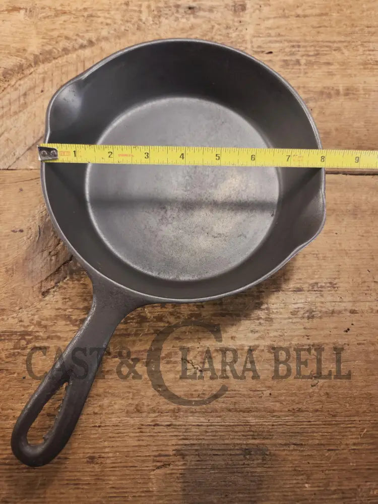 Gorgeous unique and hard to find! Early 1900βs Wagner Ware #5 A Arc Straight logo cast iron saute skillet. Beautiful