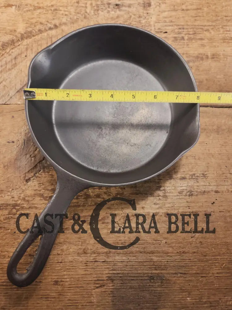 Gorgeous unique and hard to find! Early 1900’s Wagner Ware #5 A Arc Straight logo cast iron saute skillet. Beautiful