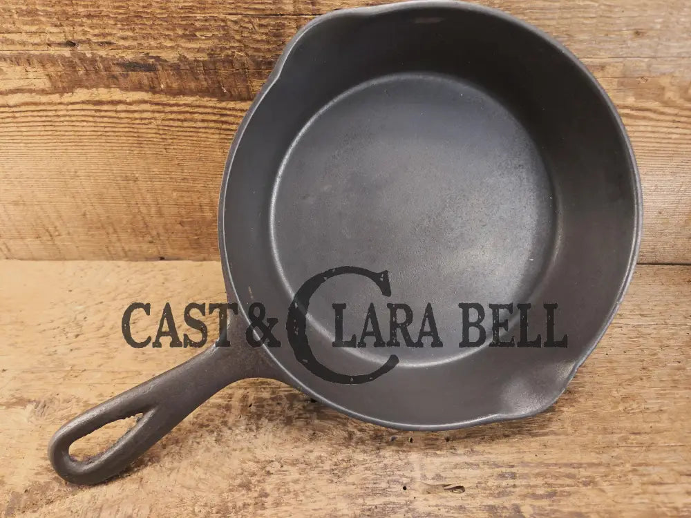 Gorgeous unique and hard to find! Early 1900’s Wagner Ware #5 A Arc Straight logo cast iron saute skillet. Beautiful