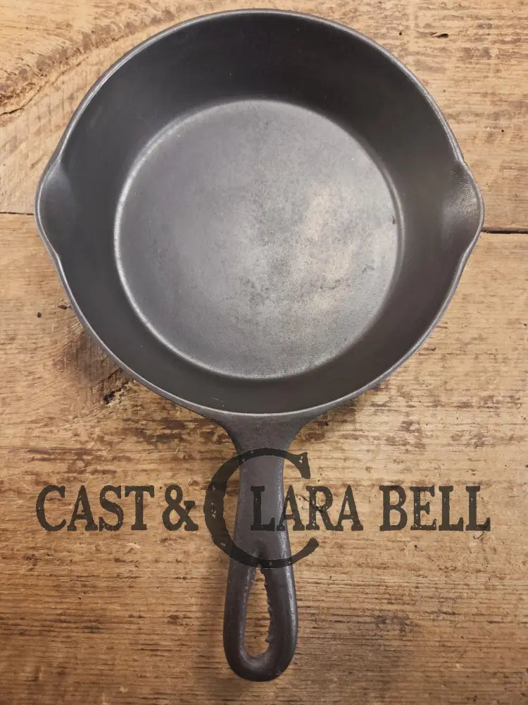 Gorgeous unique and hard to find! Early 1900’s Wagner Ware #5 A Arc Straight logo cast iron saute skillet. Beautiful