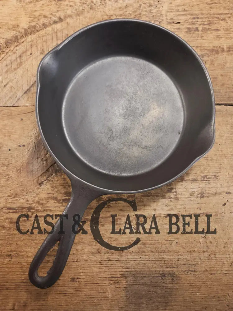 Gorgeous unique and hard to find! Early 1900’s Wagner Ware #5 A Arc Straight logo cast iron saute skillet. Beautiful