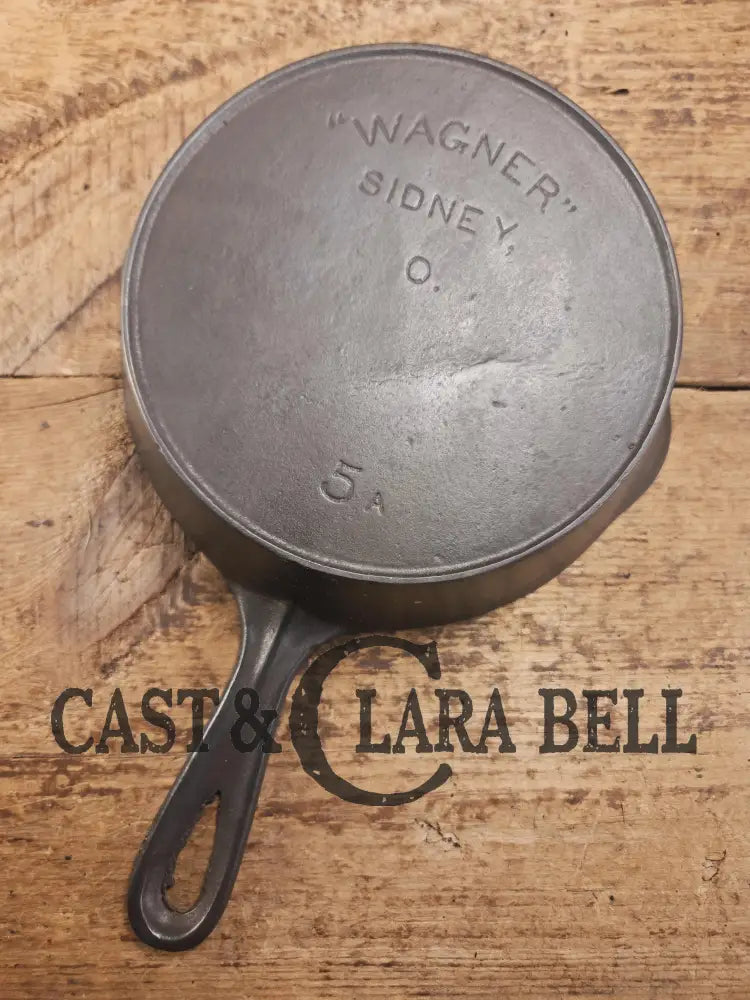 Gorgeous unique and hard to find! Early 1900’s Wagner Ware #5 A Arc Straight logo cast iron saute skillet. Beautiful