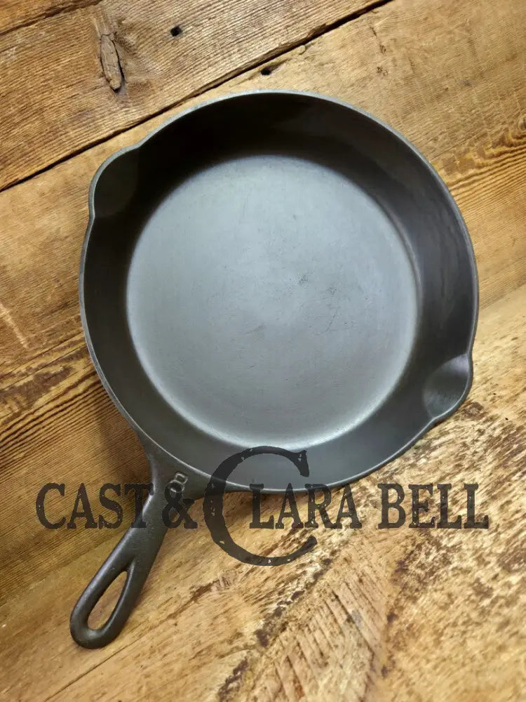 Gorgeous!! Very early 1910โs Griswold #8 Skillet with Heat Ring and Large Slant Logo โErie PA USA,โ 701 Skillet