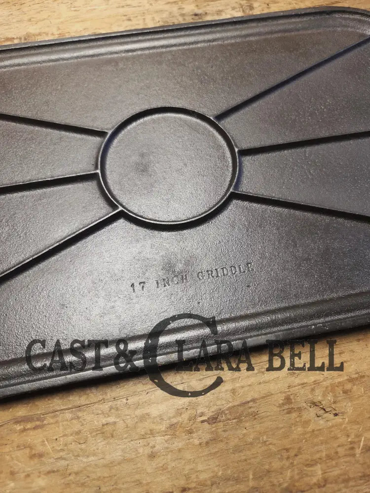 Great Daily User! 1950’s Era Wagner Ware 17 inch Cast Iron Long Griddle. Ready to make pancakes! Skillet