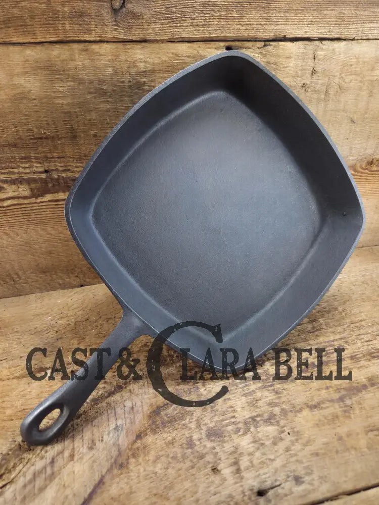 Great daily workhorse! 1950βs era Birmingham (BSR) Stove & Range cast iron square fryer skillet. Skillet