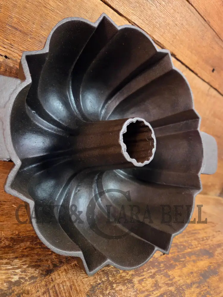 Great gift for the baker! Mid 1800’s Unknown ’Propeller’ handle style 17 Cup Bundt Pan with sprue marks - Bakeware
