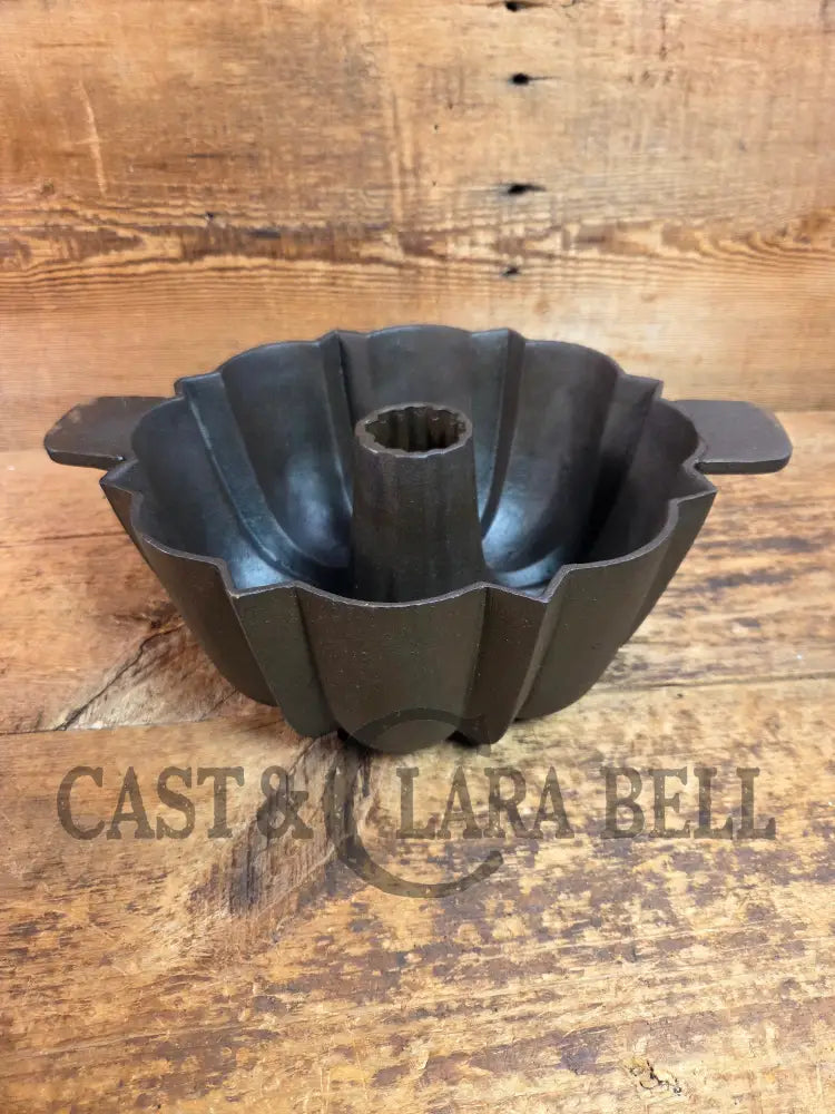 Great gift for the baker! Mid 1800’s Unknown ’Propeller’ handle style 17 Cup Bundt Pan with sprue marks - Bakeware